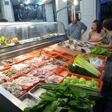 食材を見て注文する妻