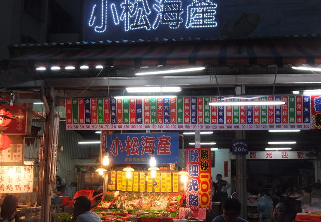 格安海鮮店、刺身は70元