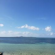 めちゃくちゃ綺麗です。沖には伊計島が見えます。