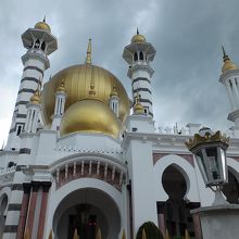 金色の斜塔が特徴の美しいモスク