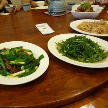 牛肉と葱の炒め、水草の炒め