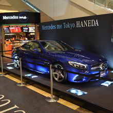 ドーン！とベンツ高級車が展示されています。