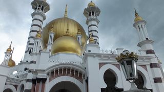 金色の斜塔が特徴の美しいモスク