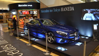 ベンツのカフェ併設ショールーム