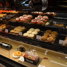 カフェはベンツよりもう少しお手頃です。