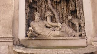 四つ角にある噴水は・・・