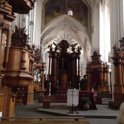 木製の祭壇