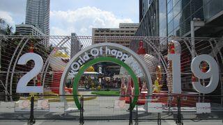 広場のクリスマスの飾りが進んでいました