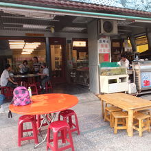 お店の外：外でも食事ができます