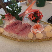 金目ダイに似た魚、ホタテ（これは冷凍もの）、サーモンの刺身：