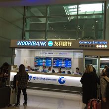 仁川空港到着ロビーのウリ銀行