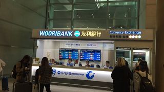 仁川空港のATMで両替