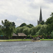 エイボン川の畔