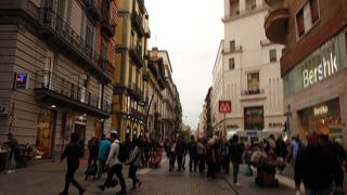 大混雑のにぎやかな通り