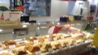 カラリと揚げられていますが唐揚げの中は大変ジューシーで美味しい