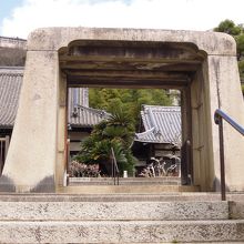 石の門が印象的