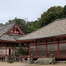 朱塗りの建築が美しい