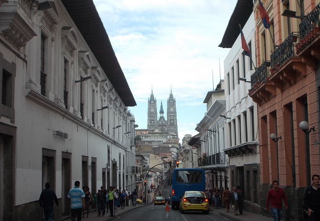 旧市街でひと際目立つ建物