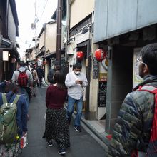 先斗町そぞろ歩きは人が多いです