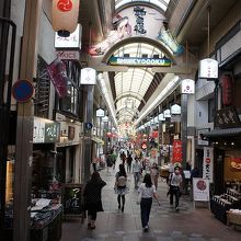 アジア系の人たちで賑わってる寺社も