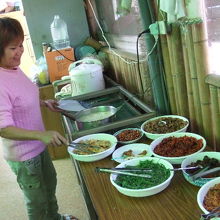  蘇羅婆温泉渡假村にて 朝食を作る宿の人