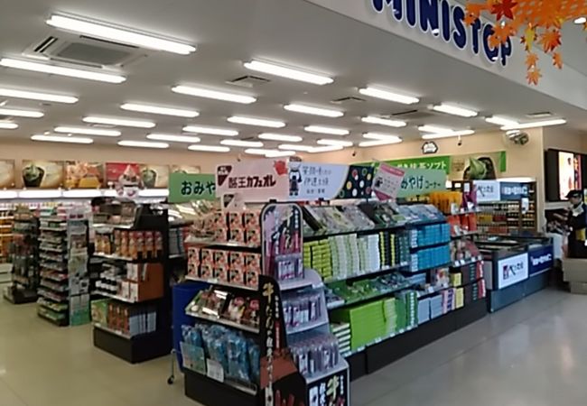 (春日SA)コンビニでは三陸の幸を加工した煎餅等も取り扱っています