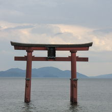 琵琶湖に浮ぶ鳥居