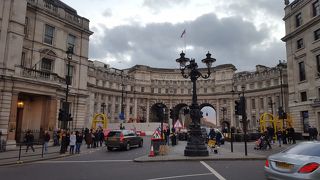 東にバッキンガム宮殿を望む