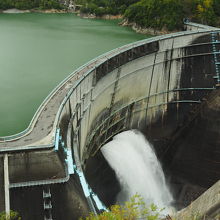 黒部ダム展望台から見た黒部ダム