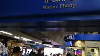 駅もクリスマス仕様に