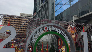 デパートが繋がっているのでショッピングには最適