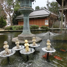 泉水池の稚児像です