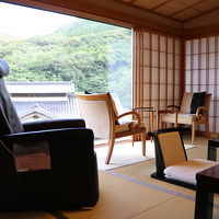 窓が大きく開放感のある客室