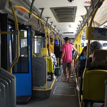 車内は、至って普通の連結バス。