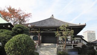 本堂はすっきりとして方形の屋根でした。