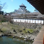 縁側から見る小倉城がきれい