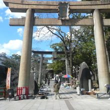 お濠となりに鳥居があります