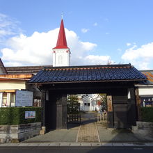 入口の門は瓦葺きです