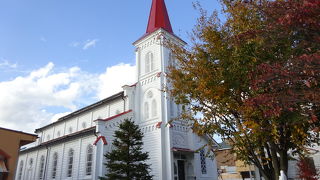 青空によく映える白亜の教会 （鶴岡カトリック教会天主堂）