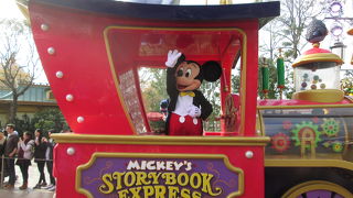 ミッキー・ミニーがトップバッターで登場