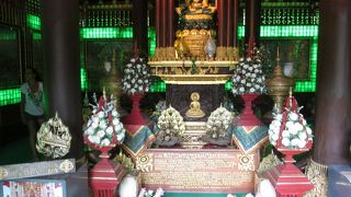 立派なエメラルド仏