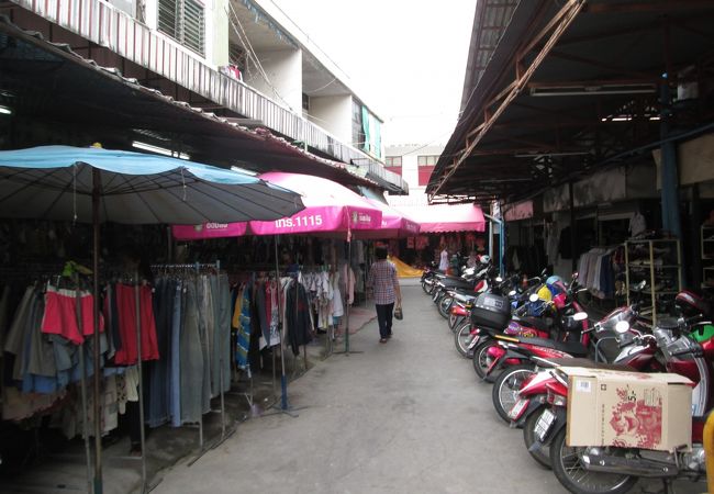 衣服の特売イベントが開催