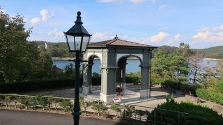 ガゼボの様に建っています ♪