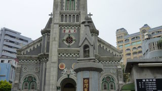 愛河近くにある白亜の綺麗なとても素敵な教会です。