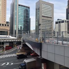 東海道新幹線と東京高速道路が見えます。