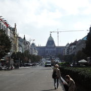 ヴァーツラフ広場の正面奥にある建物
