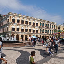 多くの人がいます