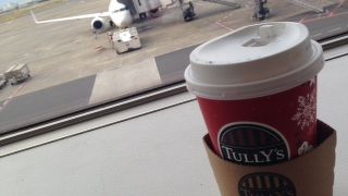 飛行機を見ながらゆっくりとコーヒー
