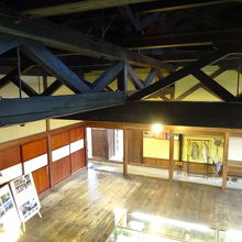 大広間の屋根を支えるトラス工法の梁