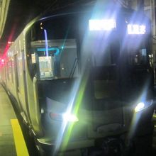 本線との直通列車はなく、鳳駅にて必ず乗り換えが必要です